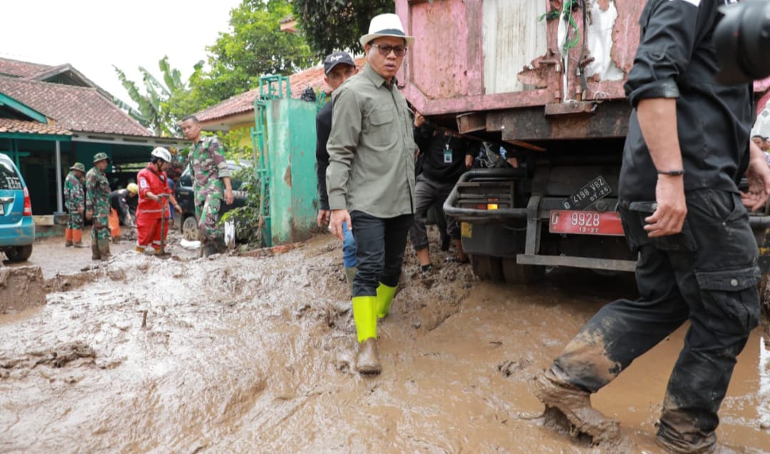 Kang DS Pastikan Rehab Rumah Warga Terdampak Banjir di Majalaya